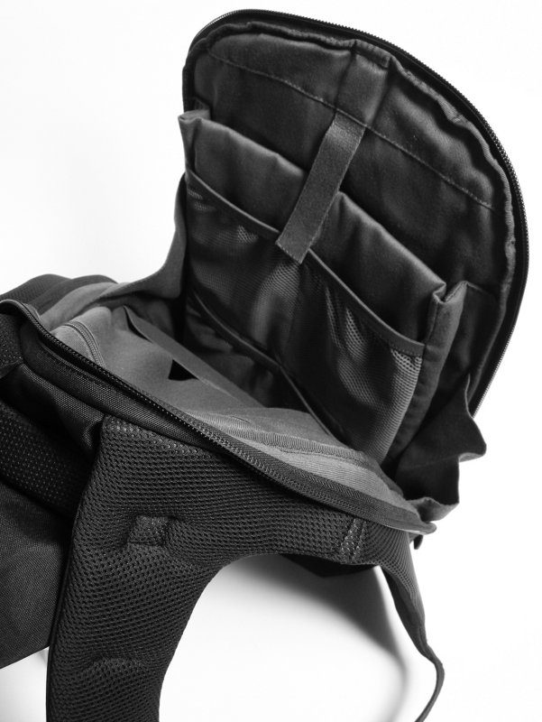 Men's Bags/ فريق التحدي Cec0001blk_04?COTE%20et%20CIEL%2017inch%20Backpack